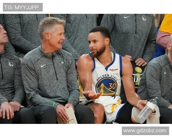 库里盛赞年轻球员表现，强调团队自信与活力