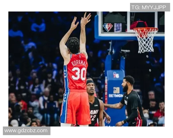 马克西接球突破抛投打进，比赛剩余7.4秒双方战平