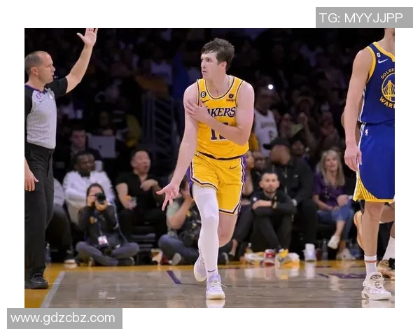 里夫斯连续7场比赛得分未过20，之前赛季平均分23.8分